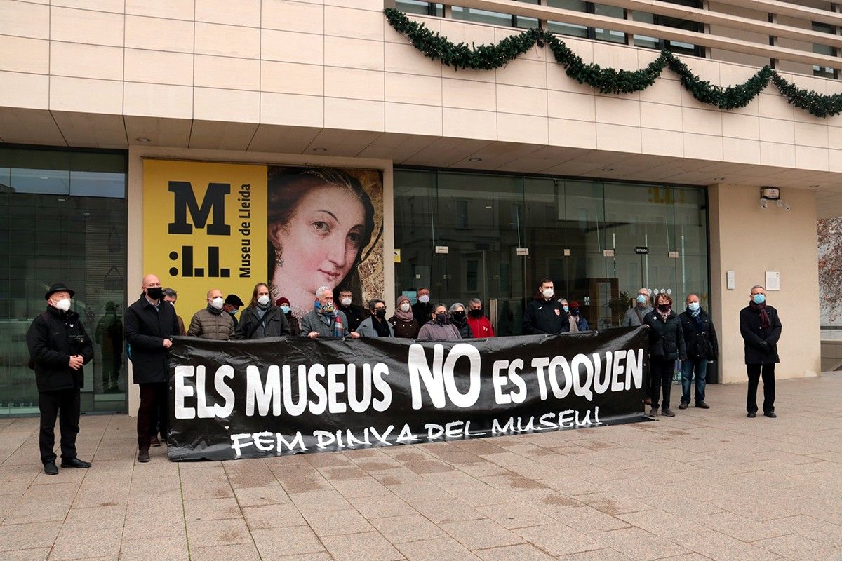 Representants d'entitats culturals lleidatanes defensant davant del Museu de Lleida la unitat de la col·lecció de l'equipament.