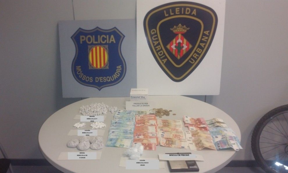 La droga i els diners que la policia va trobar al pis del detingut 