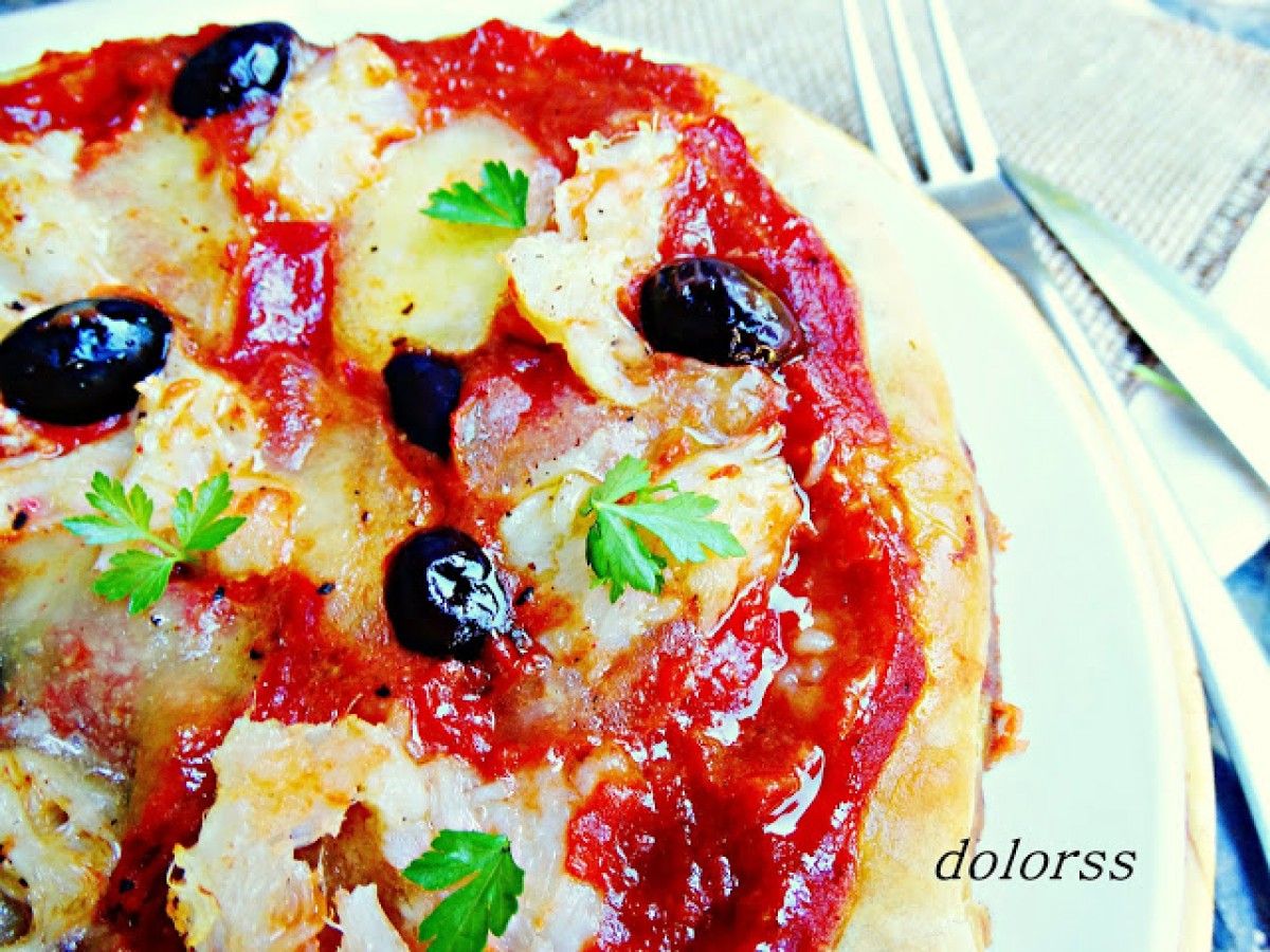 Pizza de bacallà amb olives