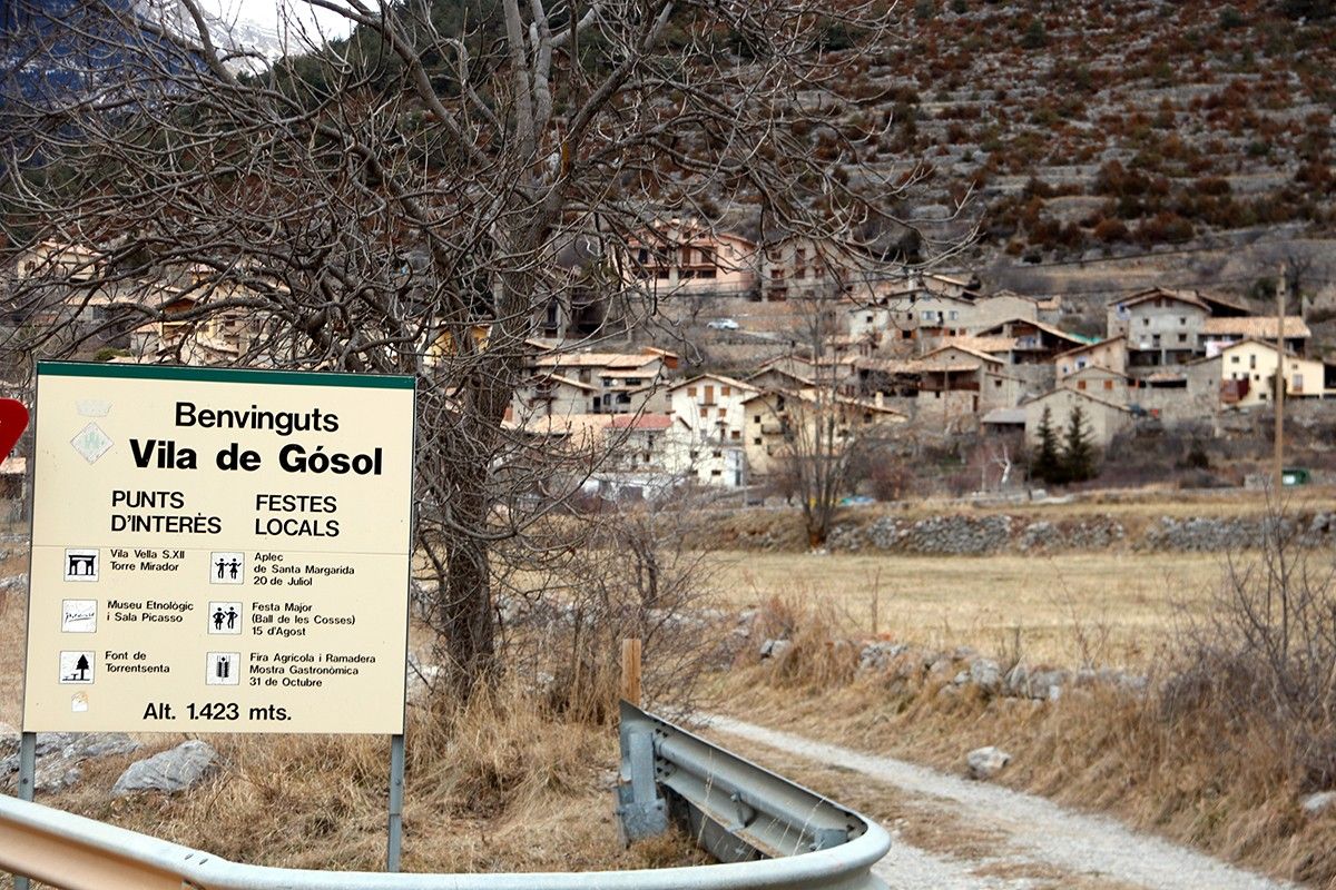 El cartell de Gósol, amb el municipi, al fons.