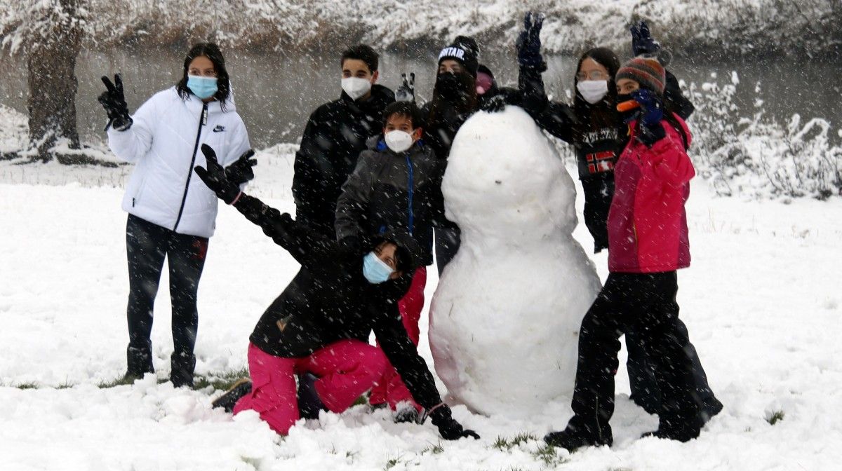 Lleidatans amb un ninot de neu