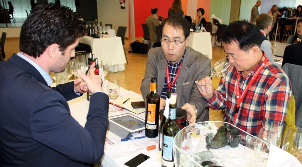 Importadors de Corea del Sud degustant un dels vins dels cellers 