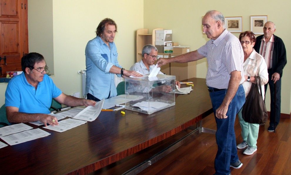Imatge d'un home que posa el seu vot a la urna 