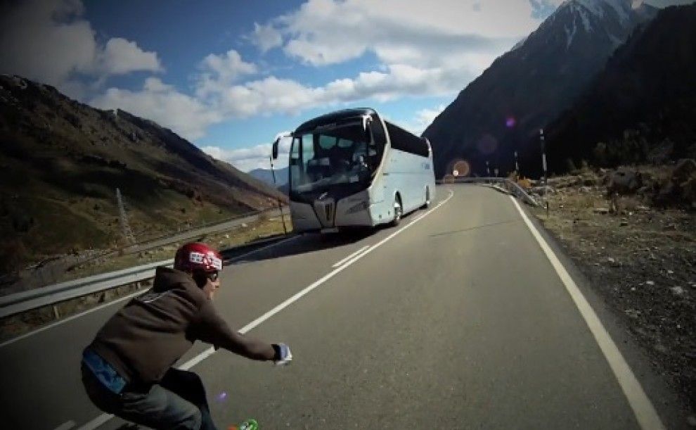 Fragment del vídeo on un dels skaters es creua amb un autocar.