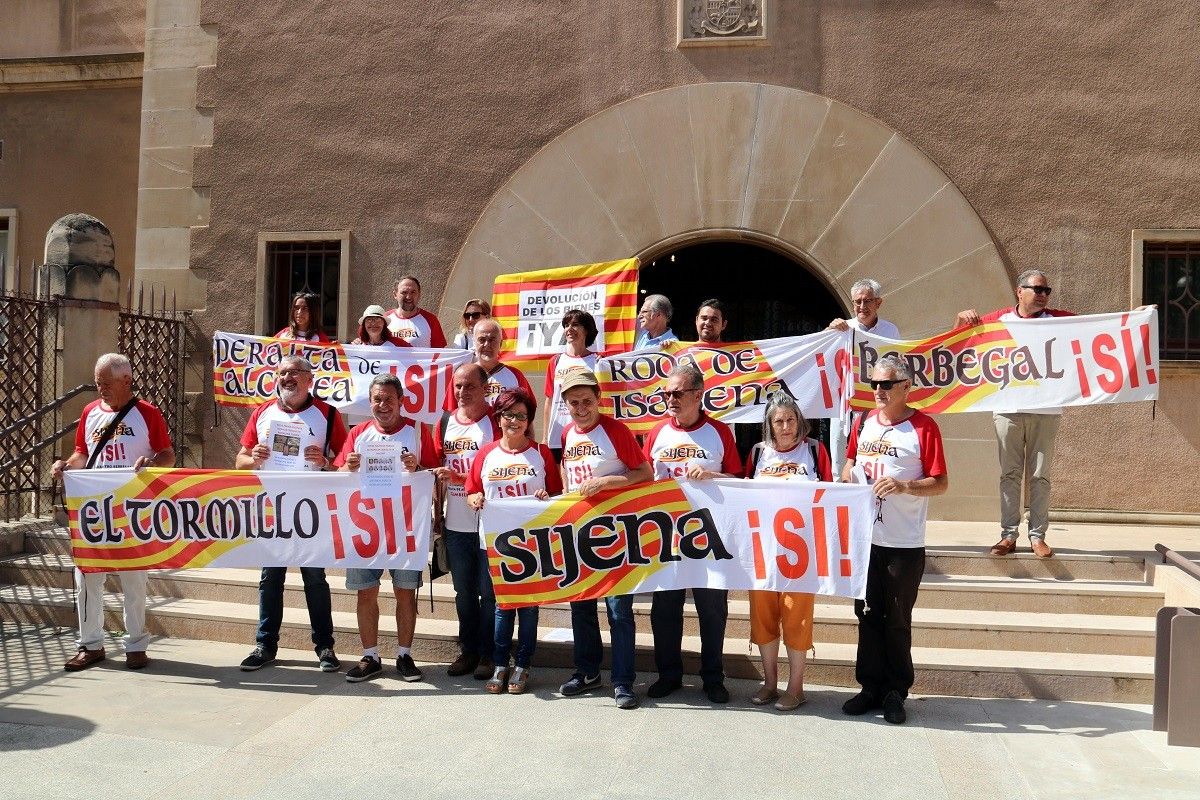 Una vintena de manifestants reclamen 111 obres del Museu de Lleida