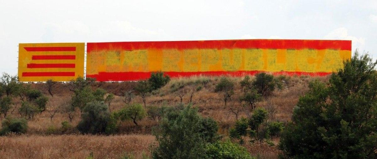 Imatge del mural amb la bandera espanyola pintada
