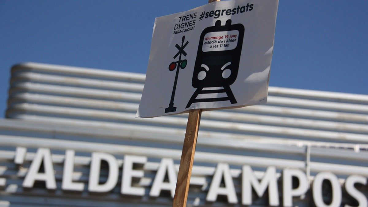 Un cartell que reclama trens dignes a les Terres de l'Ebre
