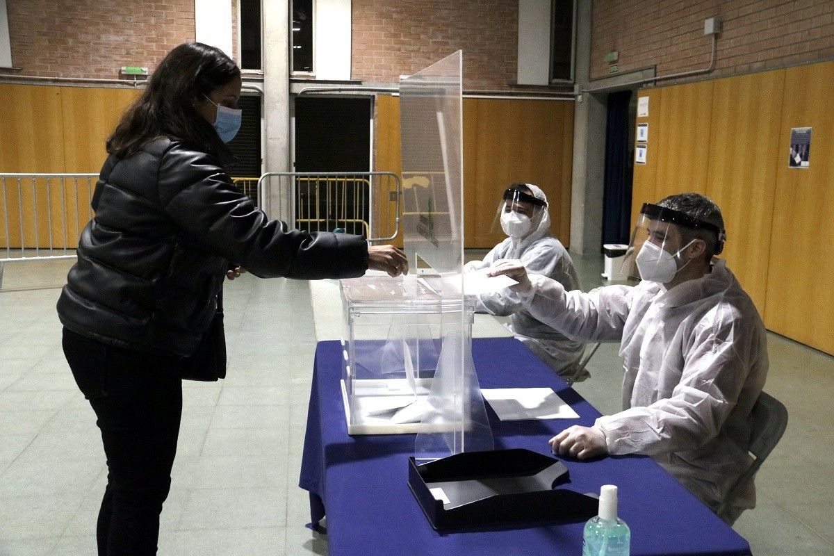 Una dona votant durant el simulacre previ al 14-F