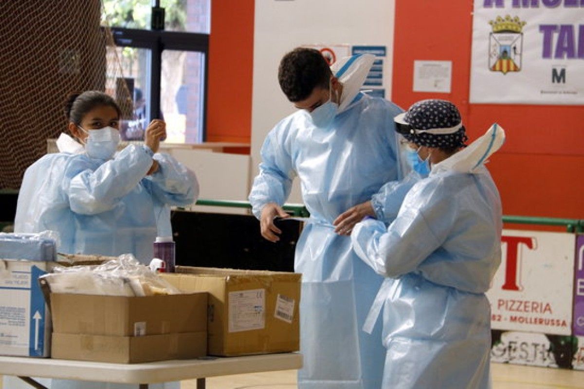 Personal sanitari es prepara per començar a fer els cribratges al pavelló Onze de Setembre de Mollerussa