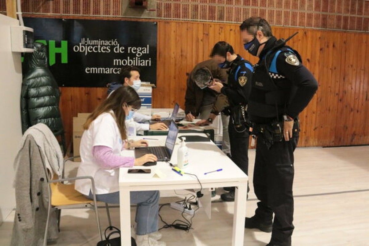 Agents de la Guàrdia Urbana de Lleida, abans de rebre la vacuna contra la Covid-19 d'AstraZeneca al pavelló Onze de Setembre