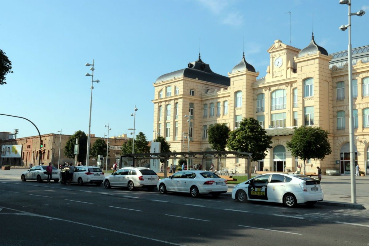 Taxis aturats davant de l'estació de trens de Lleida, treballant amb normalitat aquest dilluns