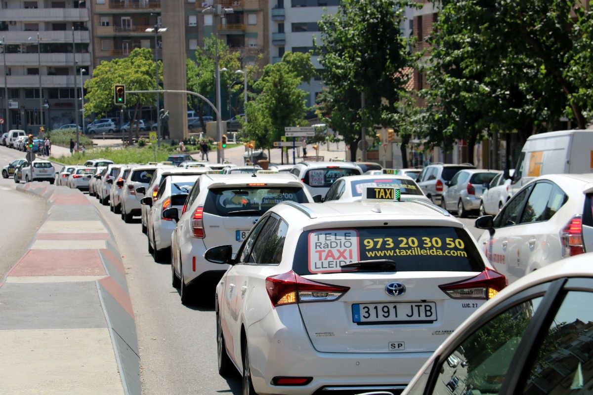 Taxis recorrent, al migdia, en marxa lenta el passeig de Ronda de Lleida