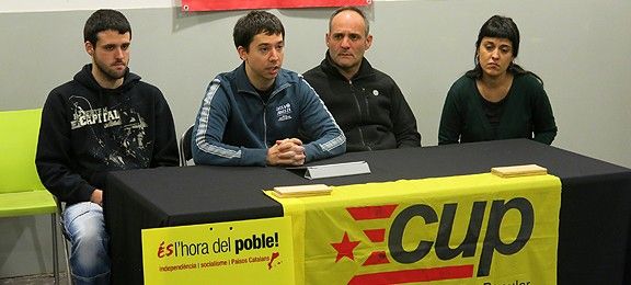 Pep Muñoz, Albert Junyent, Adam Majó i Anna Gabriel, tots de la CUP, durant la roda de premsa.