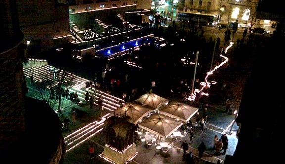 La plaça Sant Domènec amb les espelmes il·luminant