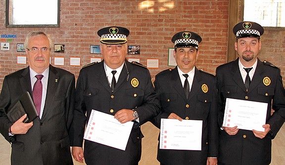 El regidor de Seguretat Ciutadana i Mobilitat, Agustí Roy, el Caporal en cap, José Palacios i els agents, Francisco José Vazº i Albert Pérez.