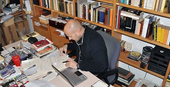 Genís Sinca, treballant al seu estudi en una imatge d'arxiu