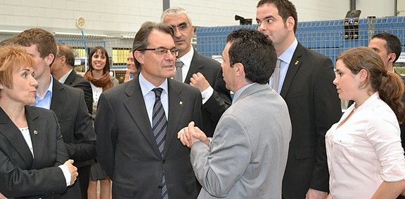 Artur Mas atén les explicacions de Jordi Soler durant la visita al Grup Soler.
