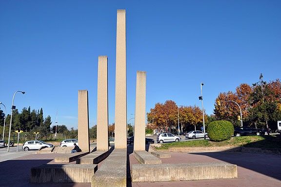 Monument a les quatre barres catalanes a l'entrada de la Balconada