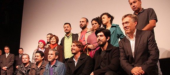 Els actors brasilers de 'Descalç sobre la terra vermella' es fan una fotografia després de l'estrena de la minisèrie a Sao Paulo.