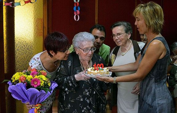 Maria Roure i Closa bufant les espelmes del seu 100 aniversari.