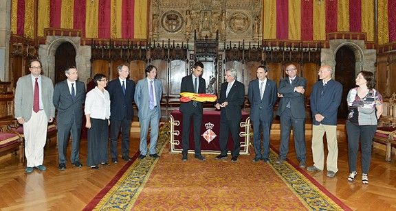L'alcalde de Cardona lliura la senyera al de Barcelona.