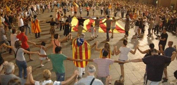 Sardanes al final de la Marxa de Torxes de Manresa de 2012.