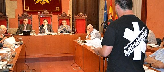 Enric Toribio presenta la moció de suport als treballadors d'ambulàncies.