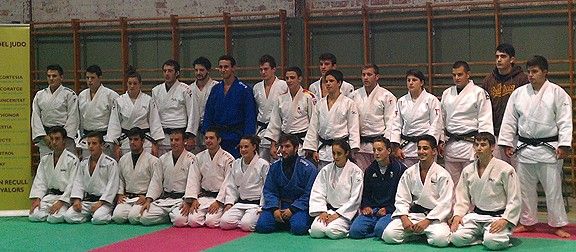 Els judokes a l'escola Puigberenguer.