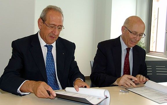 Germà Pascual i Joan Rigol durant la signatura del conveni.