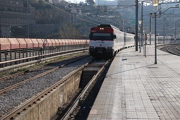 Arribada a Manresa d'un tren de la línia R4 de Rodalies provinent de Barcelona
