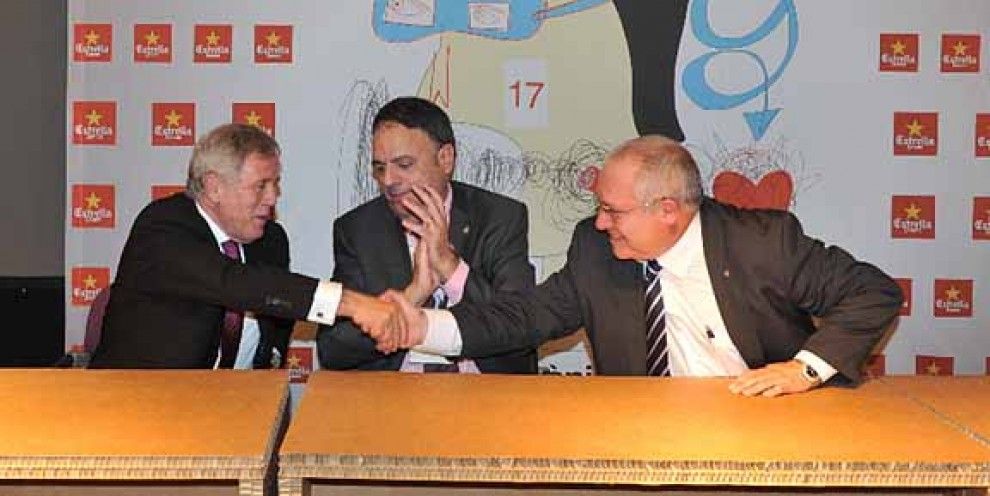 Enric Crous i Lluís Puig encaixen les mans després de signar el conveni de col·laboració.