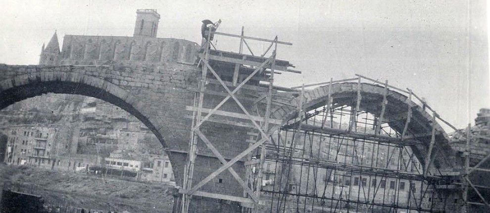 Feines de reconstrucció del Pont Vell amb la Seu al fons.
