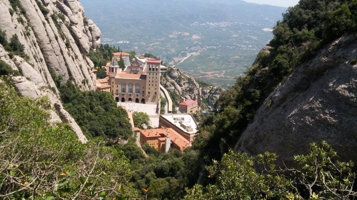 El monestir de Montserrat i la seva plaça.