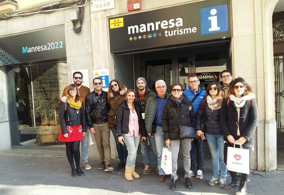Grup de bloggers davant l'oficina de turisme de Manresa