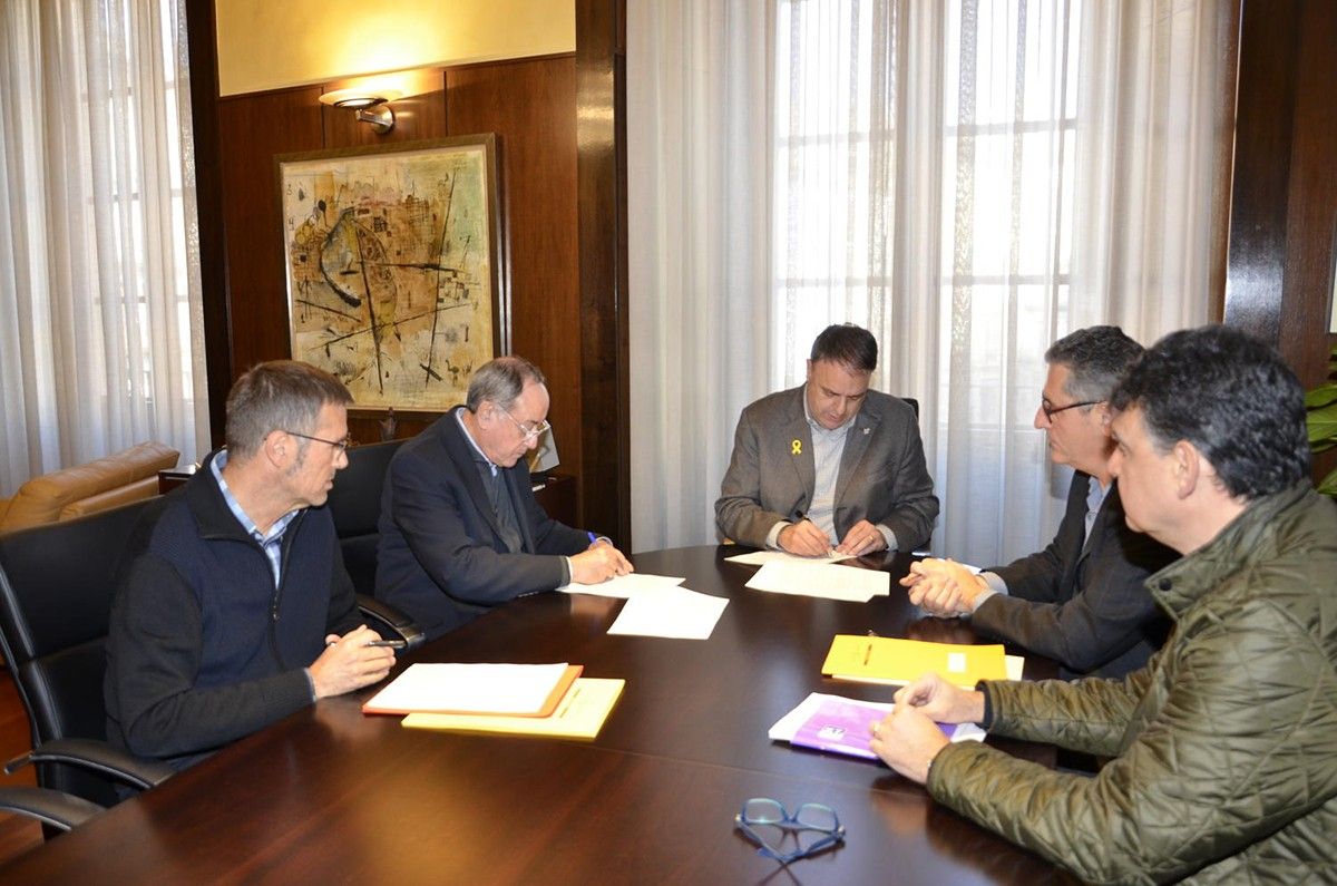 Signatura del conveni entre l'Ajuntament i la Cova de Sant Ignasi