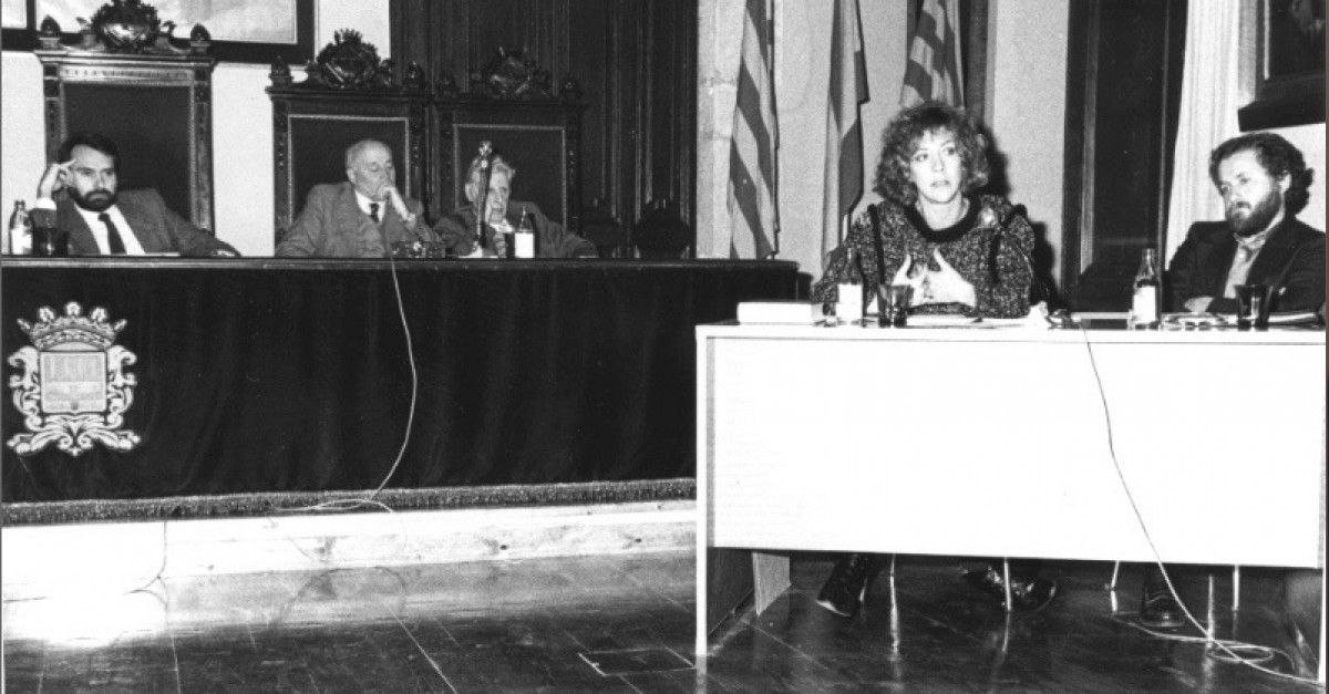 Intervenció de Montserrat Roig al saló de sessions de l'Ajuntament de Manresa, el 1985