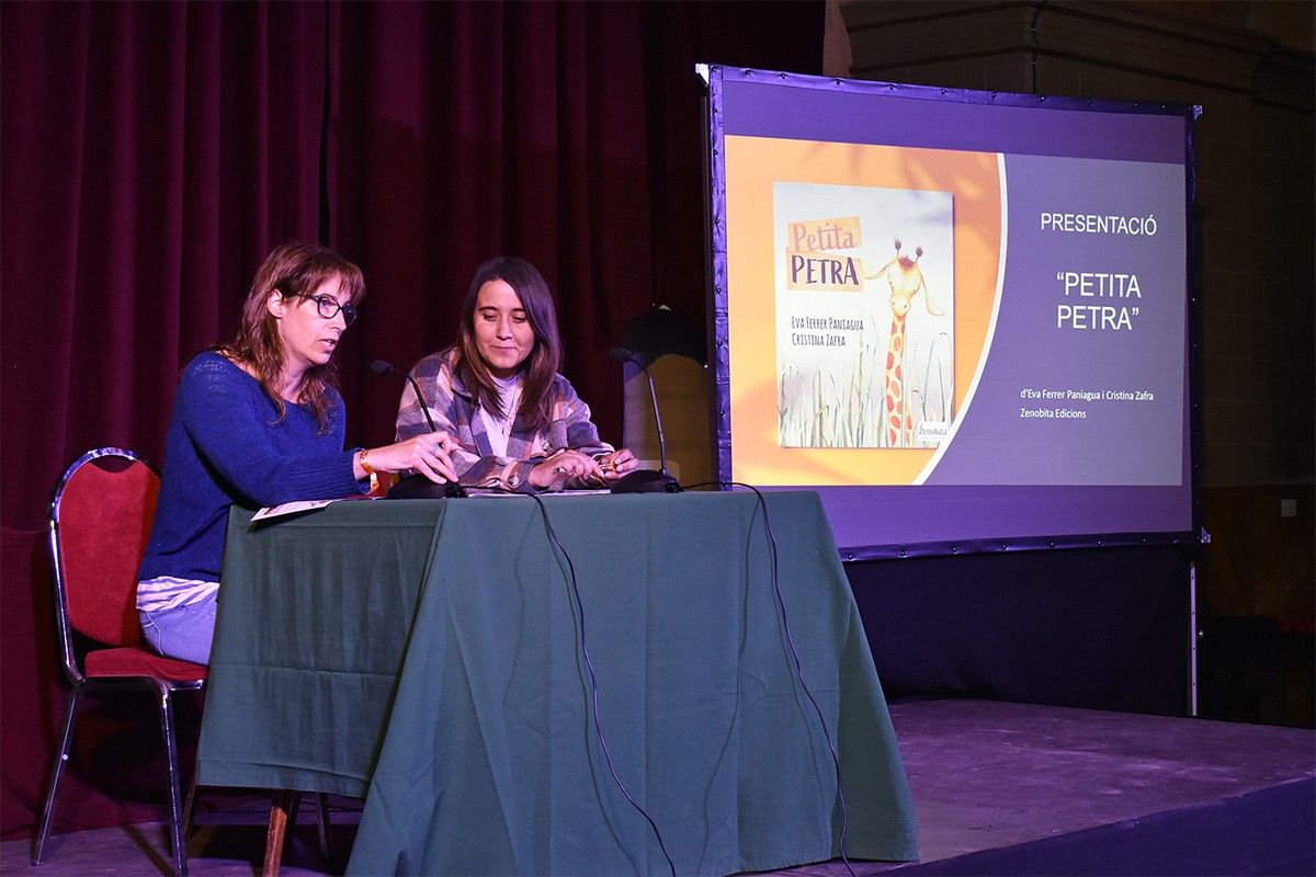 La regidora de Cultura, Alba Santamaria, parla al costat de l'autora surienca Eva Ferrer