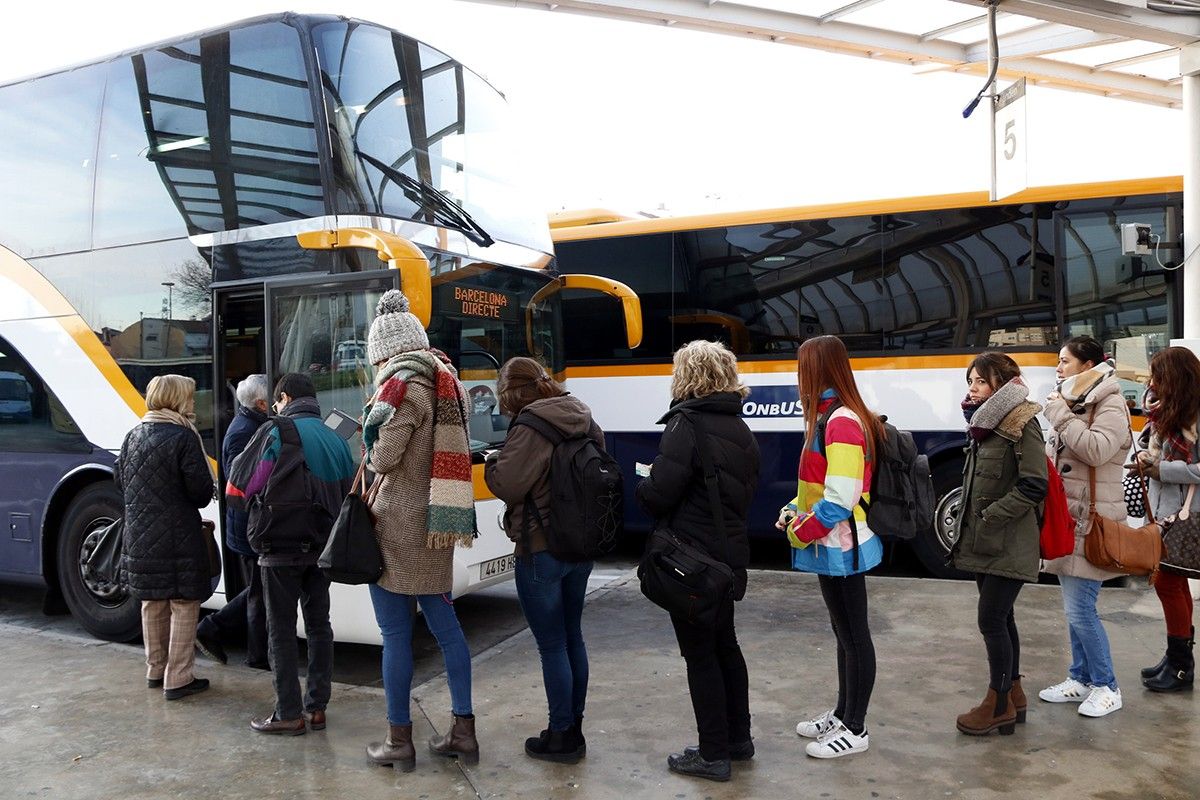 Cua d'usuaris del bus que fa la línia Manresa – Barcelona, operat per la companyia Monbus
