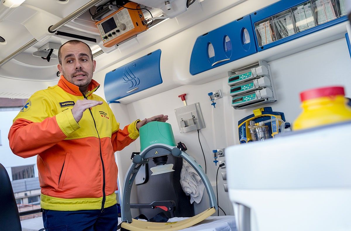 Xavier Palomar mostra el cardiocompressor amb que estan equipades les noves ambulàncies.