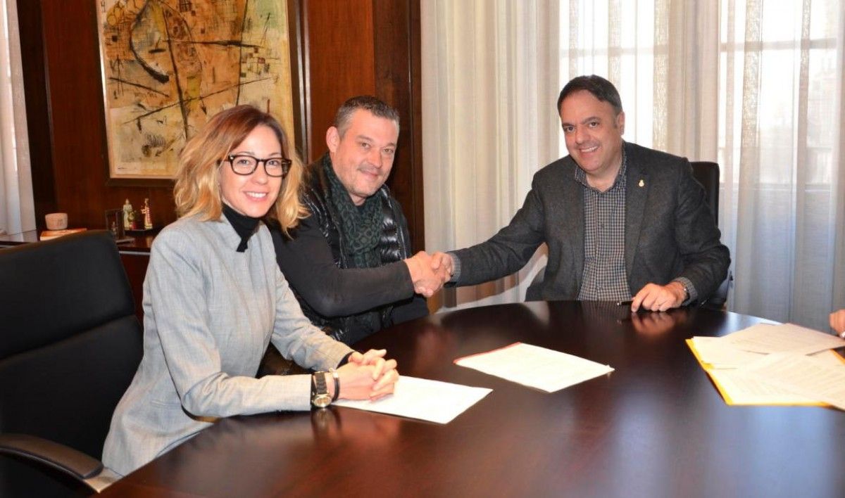 La signatura del conveni de col·laboració entre el consistori manresà i l'Associació d'Empreses i Propietaris d'Els Dolors es va dur a terme aquest dimarts