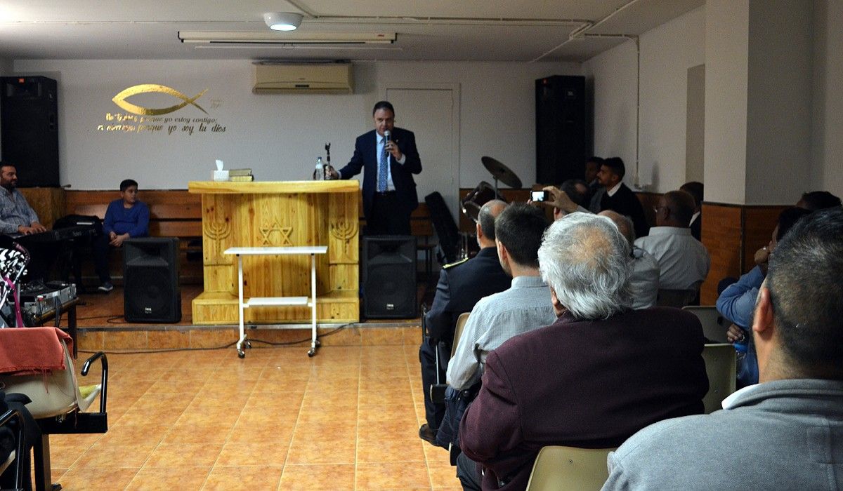 L'alcalde, Valentí Junyent, es dirigeix a la comunitat gitana després del culte evangèlic
