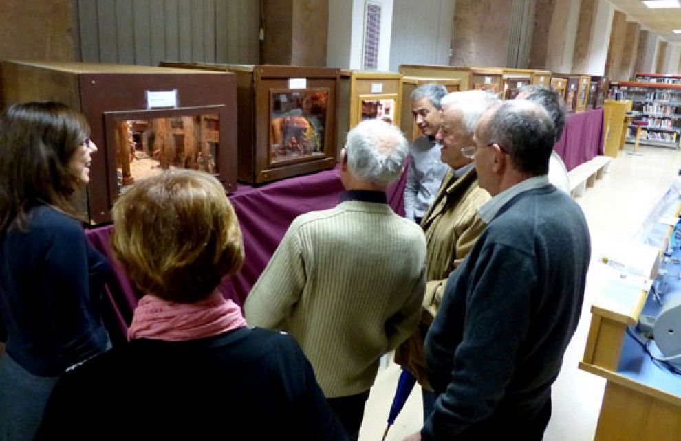 Inauguració de l'exposició de diorames a la biblioteca de Sant Joan.