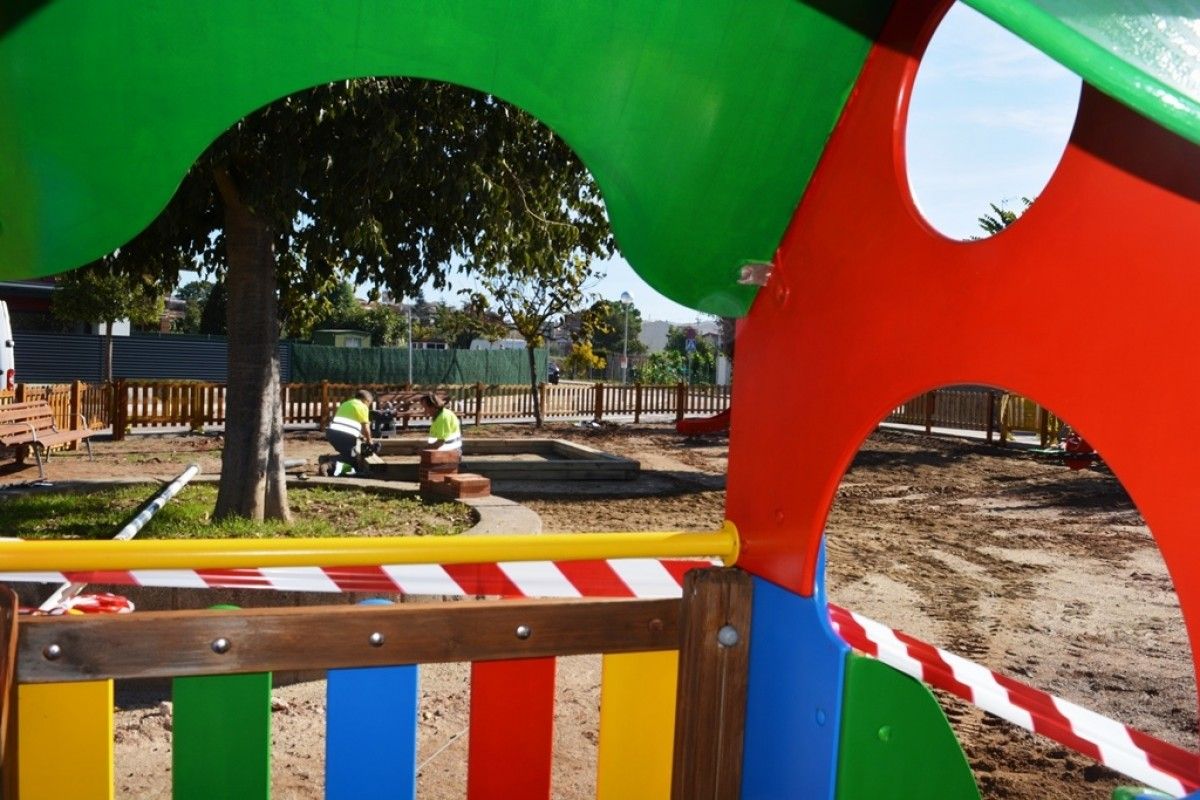 Operaris fan els últims retocs de les obres del parc infantil de Navarcles