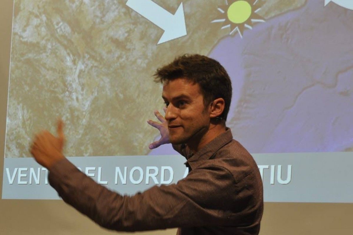 El meteoròleg Eloi Cordomí durant la seva xerrada sobre el clima del Moianès