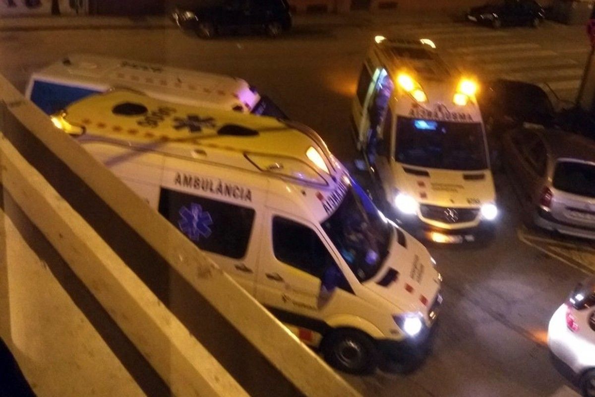 Ambulàncies i vehicles policials a la plaça Catalunya diumenge passat