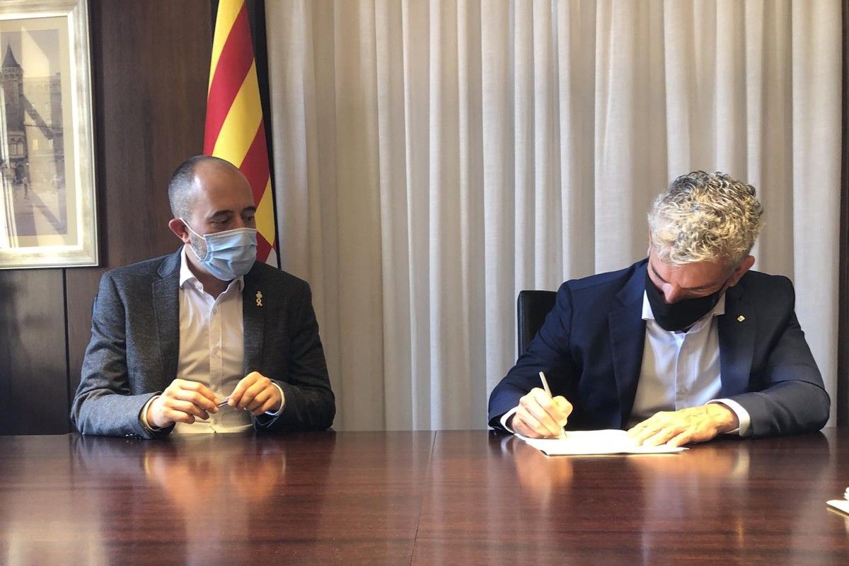Marc Aloy i Albert Civit durant la signatura de la compra del solar