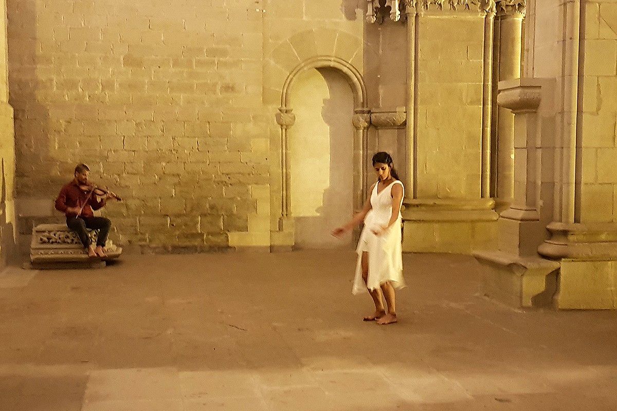 Música i dansa al portal principal de la Seu, en un espai generalment tancat al públic