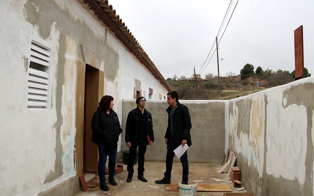 Glòria Domínguez, Joan Hernàndez i Ferran Estruch al pati d'un dels habitatges