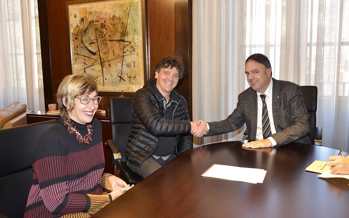 Signatura del conveni entre l'Ajuntament i l'Agrupació Cultural del Bages