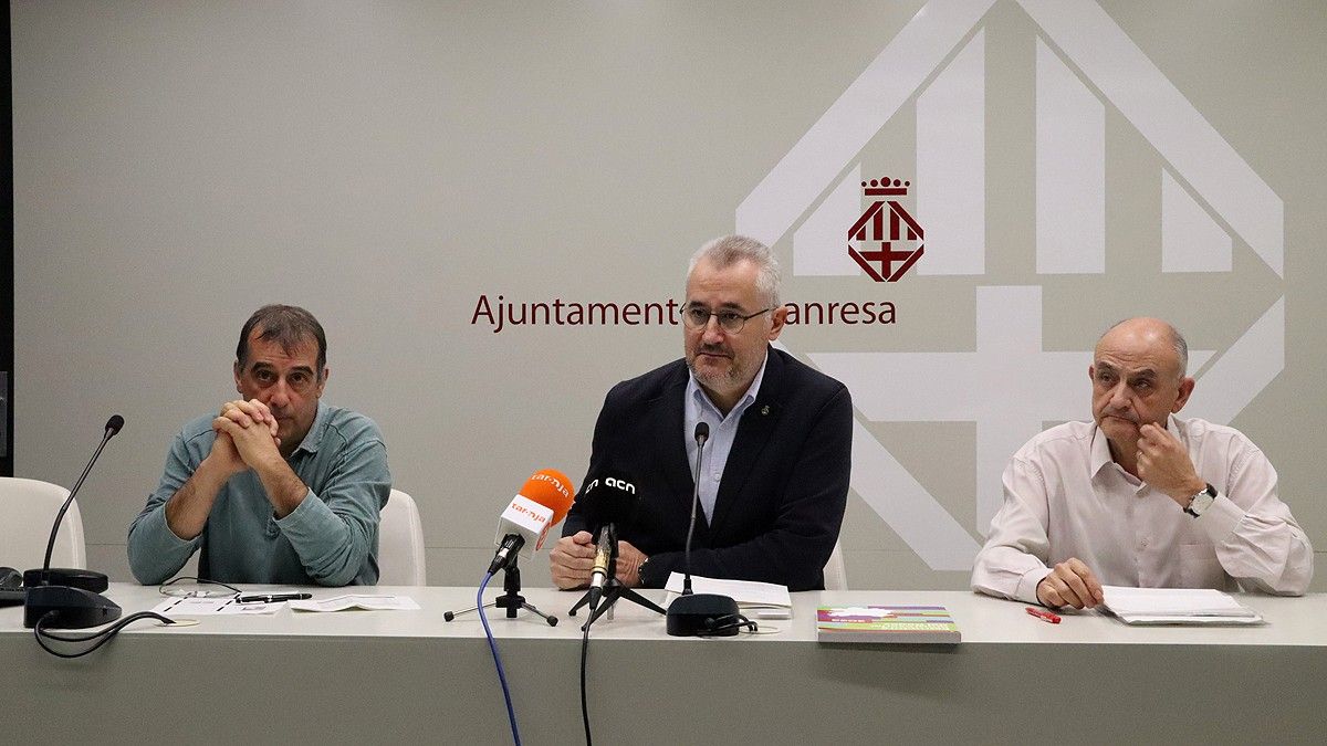 El tècnic Mon Culleré, amb eEls regidors Joan Vila i Lluis Vidal Sixto